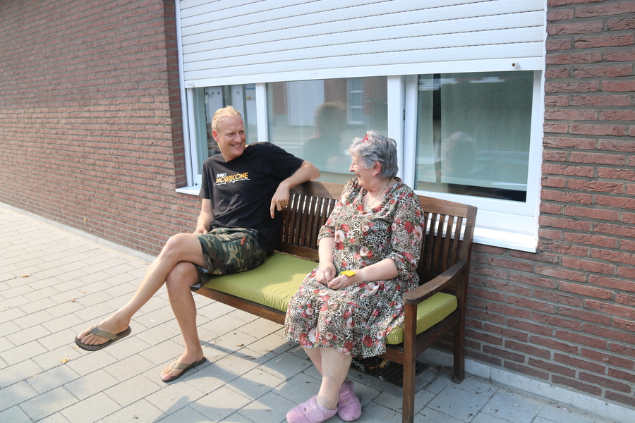 Ken en Berlinde doen een babbeltje op de bank