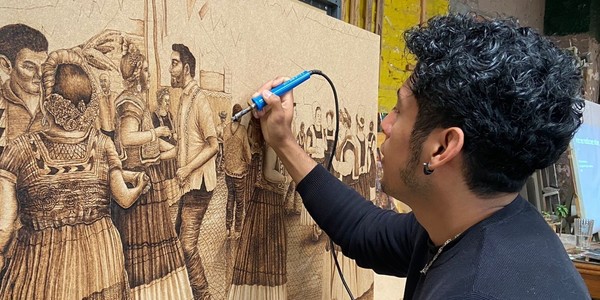 Kunstenaar maakt kunstwerk
