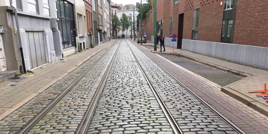 Foto van de Ommeganckstraat richting Ploegstraat.