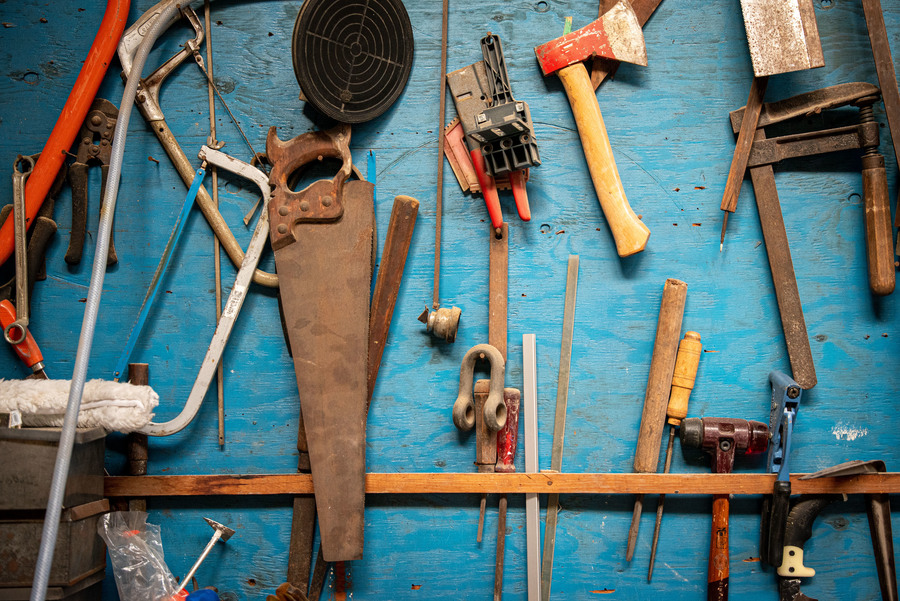 Werktuigen tegen een blauwe muur Werktuigen tegen een blauwe muur