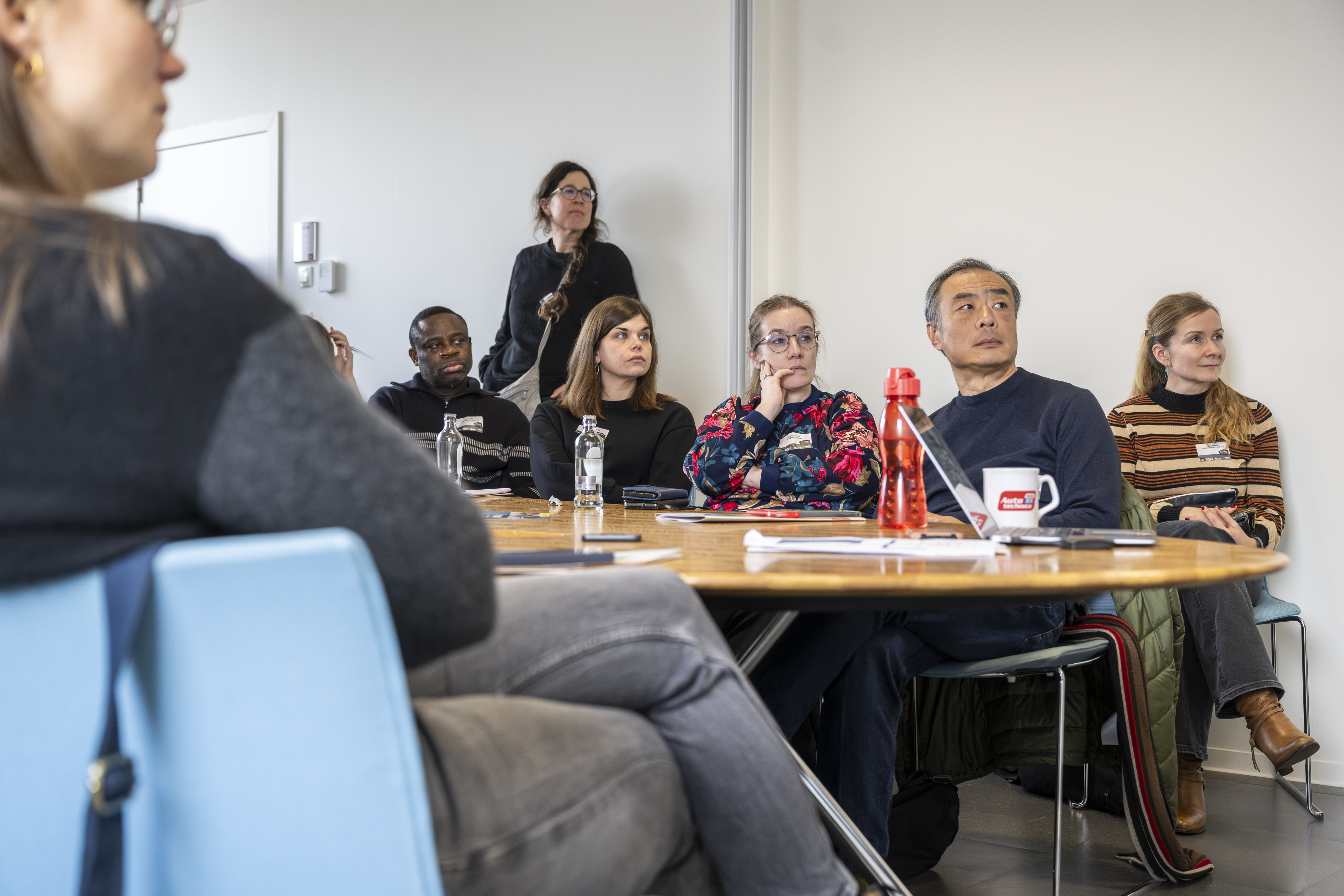 Mensen zitten rond tafel in vergaderzaal