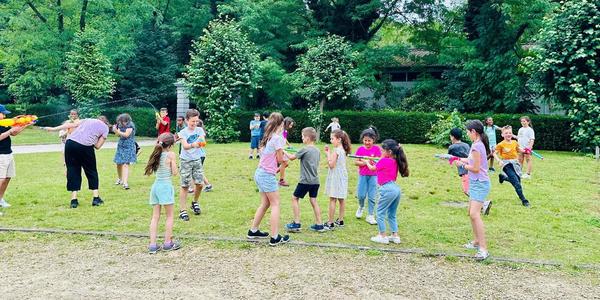 kinderen spelen met waterpistolen
