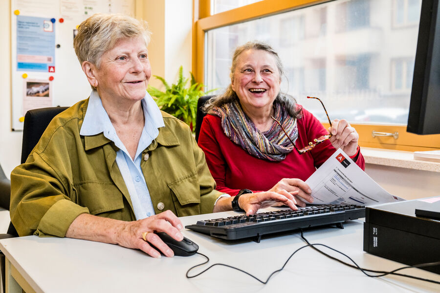 Twee vrouwen aan een computer