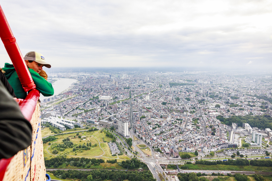 Beeld van de stad uit de luchtballon