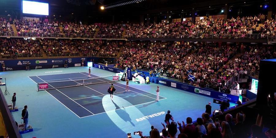 Honderden mensen kijken naar een tenniswedstrijd in de Lotto Arena. Honderden mensen kijken naar een tenniswedstrijd in de Lotto Arena.