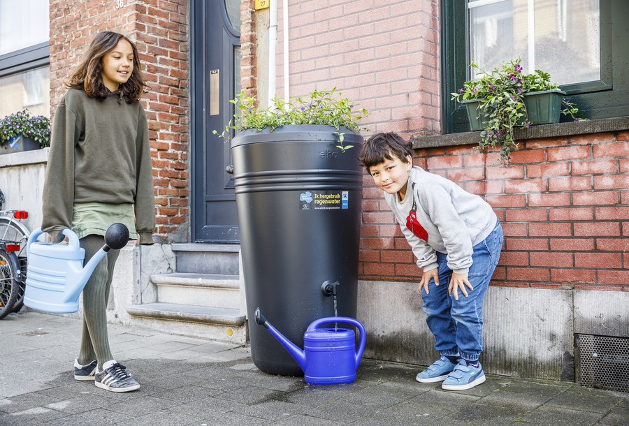 Bewoners recupereren regenwater uit de gevelton. Bewoners recupereren regenwater uit de gevelton.
