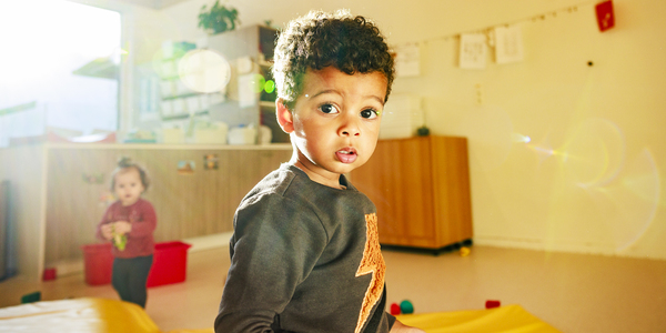 2 spelende kindjes in de kinderopvang