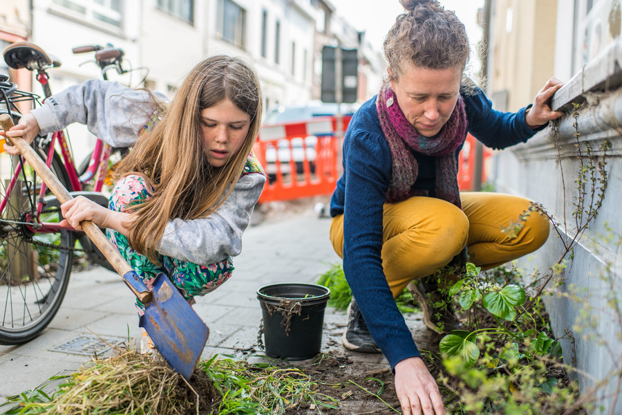 foto van een buurtbewoners aan de slag in hun straat tijdens een Groeidag in Borgerhout