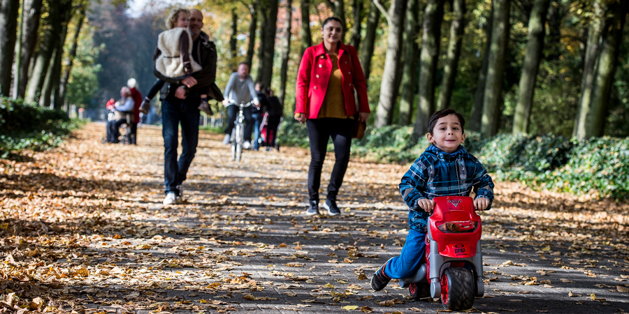 Een gezin wandelt in een park