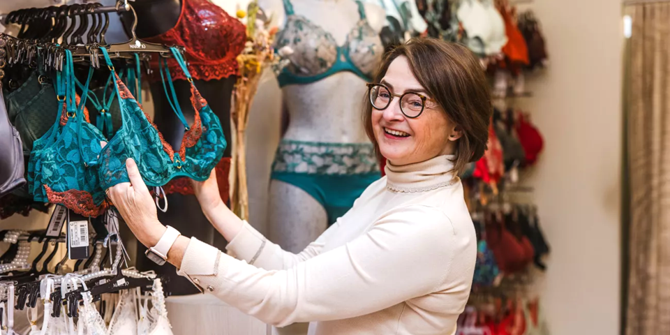 Een vrouw houdt een bh vast