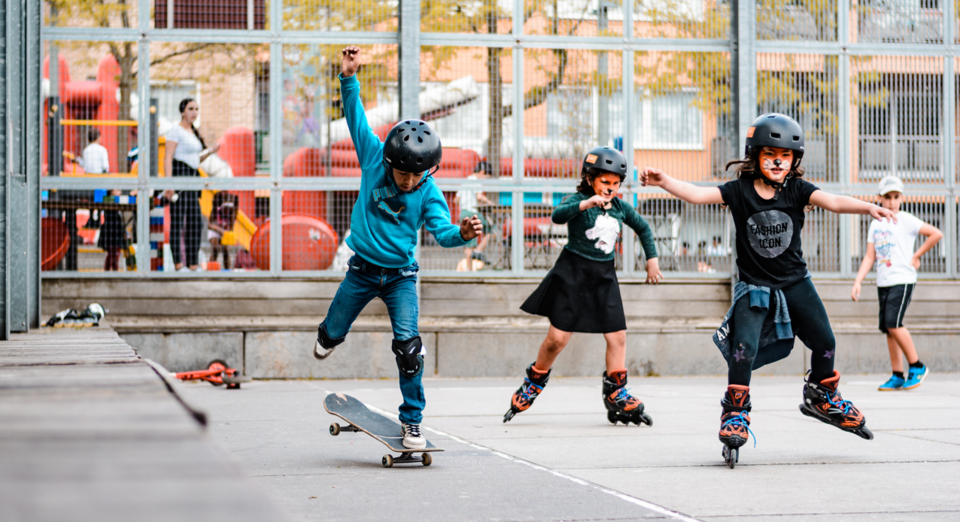 Kinderen skaten op een plein