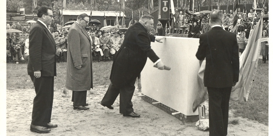 Eerstesteenlegging van het districtshuis Deurne in 1956 Eerstesteenlegging van het districtshuis Deurne in 1956