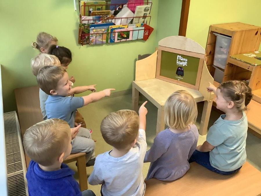 Kamishibai (Theater) voor de kinderen van het kinderdagverblijf Nou-nours Kamishibai (Theater) voor de kinderen van het kinderdagverblijf Nou-nours