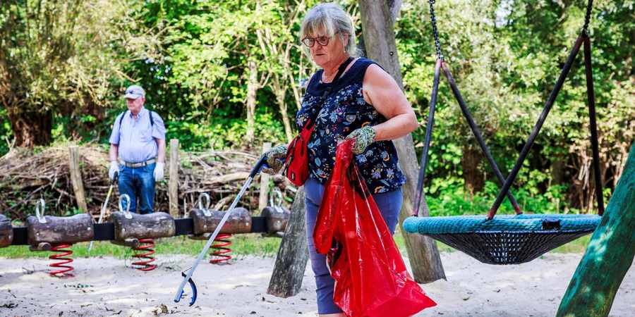 Een inwoonster van Wilrijk op zoek naar zwerfvuil in het Park van Eden.