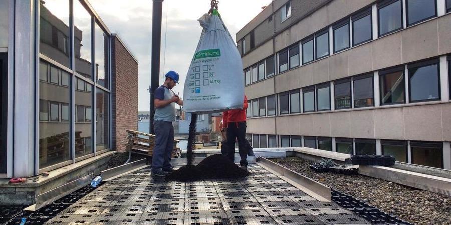 Het daksubstraat wordt gestort boven de bufferkratten Het daksubstraat wordt gestort boven de bufferkratten