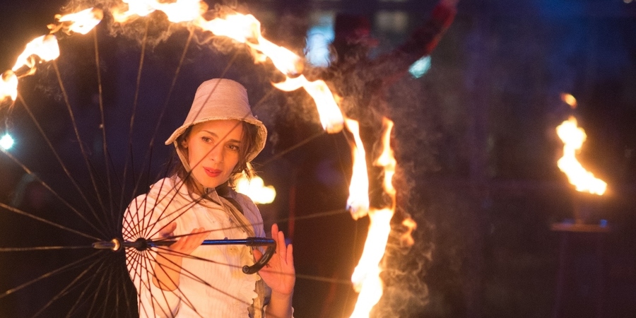 Een artieste toont een vuuract met een vlammende paraplu tijdens het Wintervonk-evenement in Wilrijk.