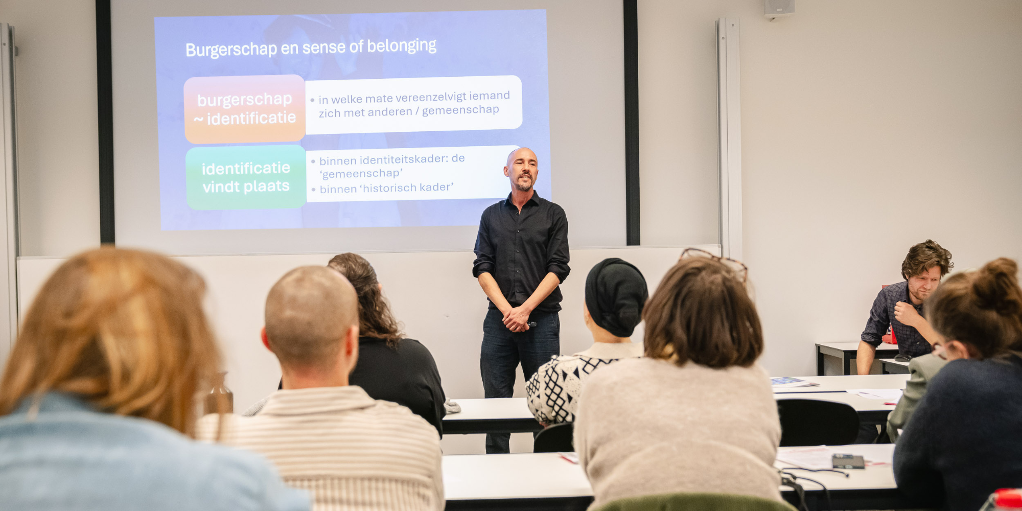 Een man spreekt voor een publiek