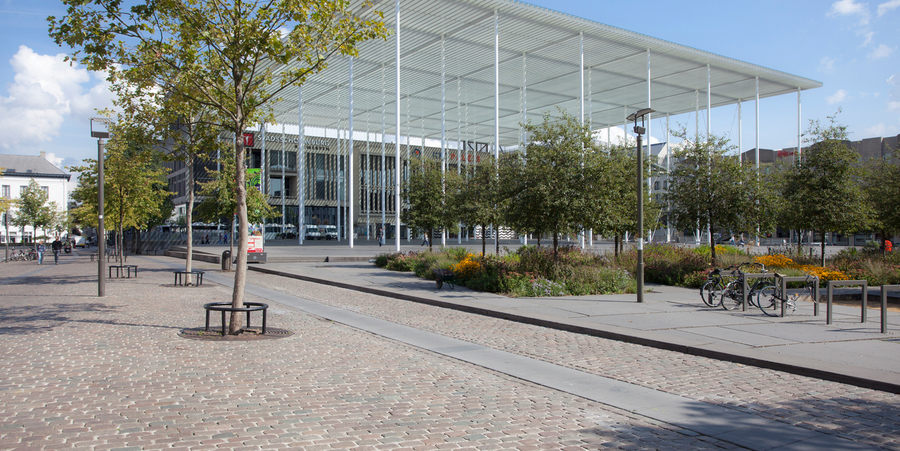 Het Theaterplein met op de achtergrond de Stadsschouwburg. Het Theaterplein met op de achtergrond de Stadsschouwburg.