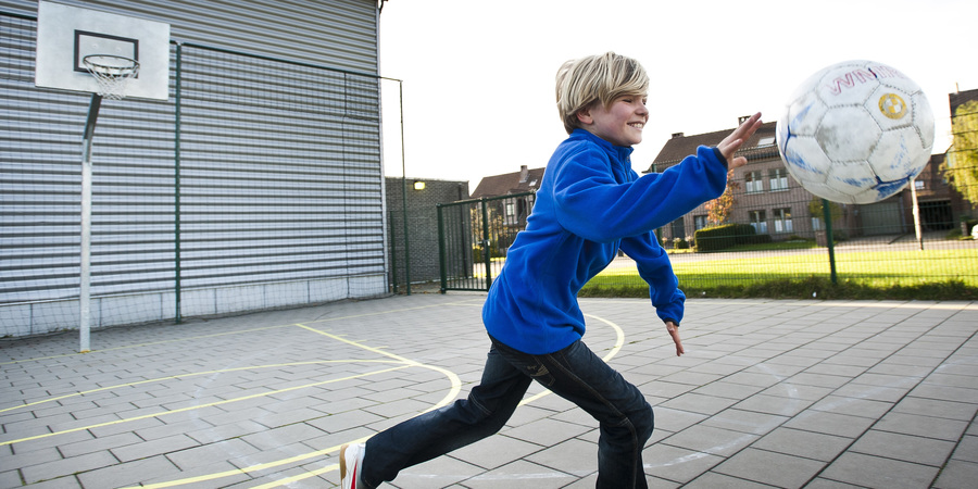 Jongen die aan het basketten is Jongen die aan het basketten is