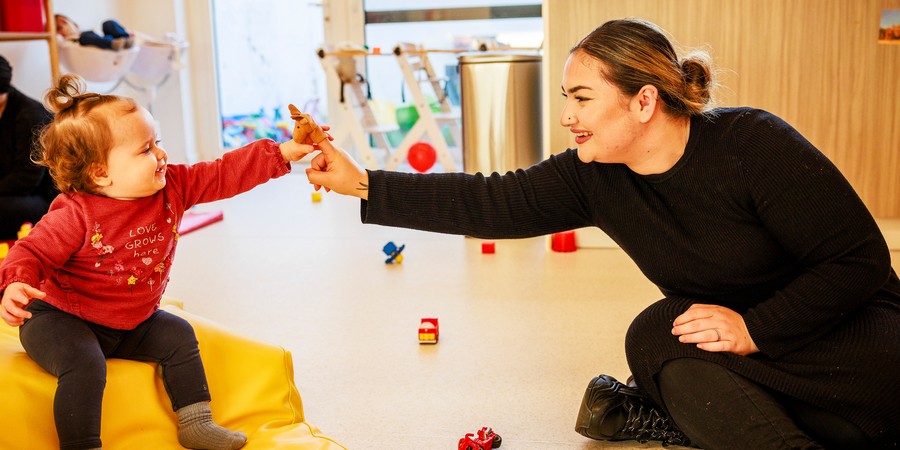 Een moeder en kind spelen samen. Beweging is een belangrijk onderdeel van een gezonde leefstijl.