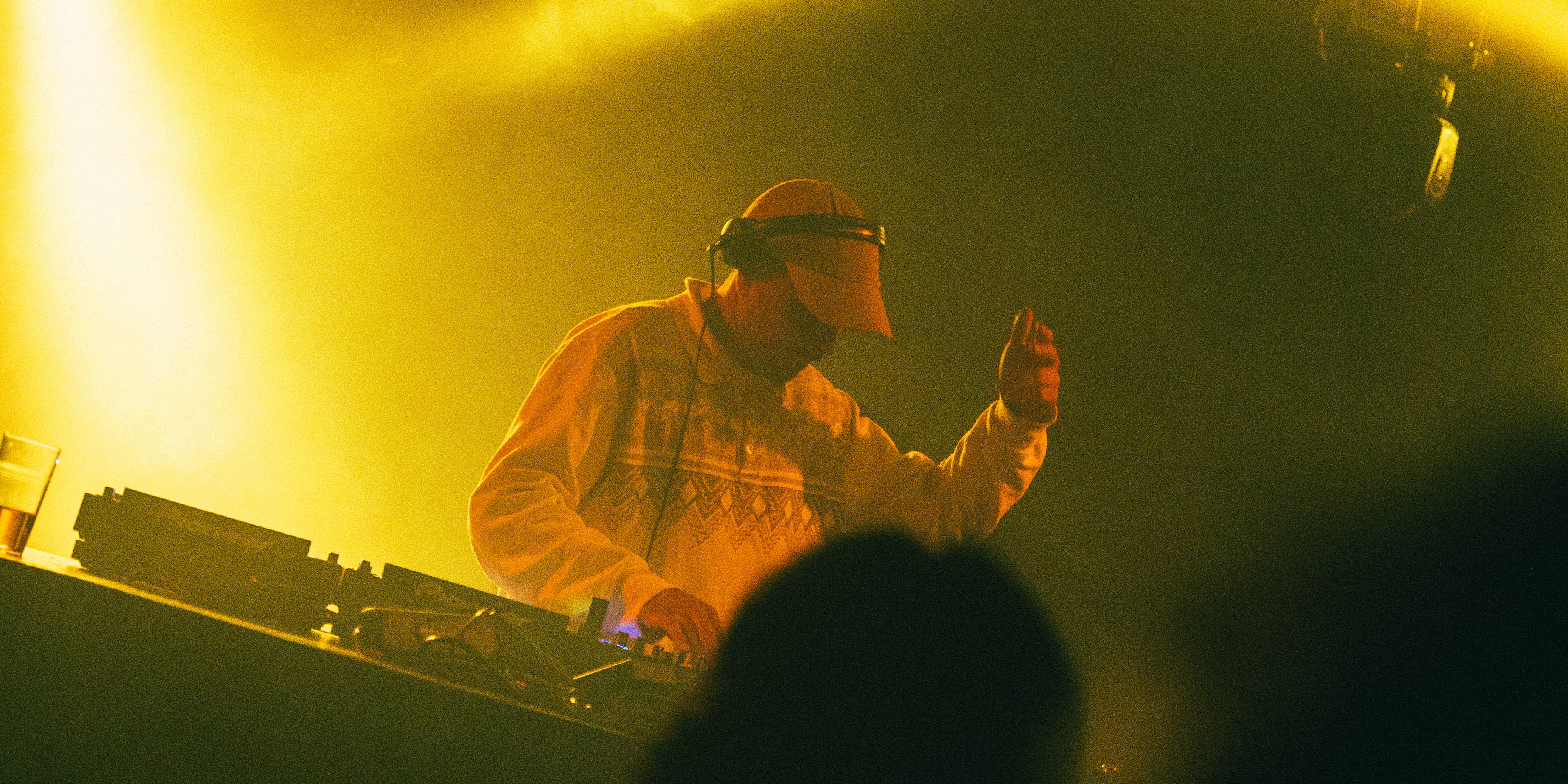 DJ aan een draaitafel DJ aan een draaitafel