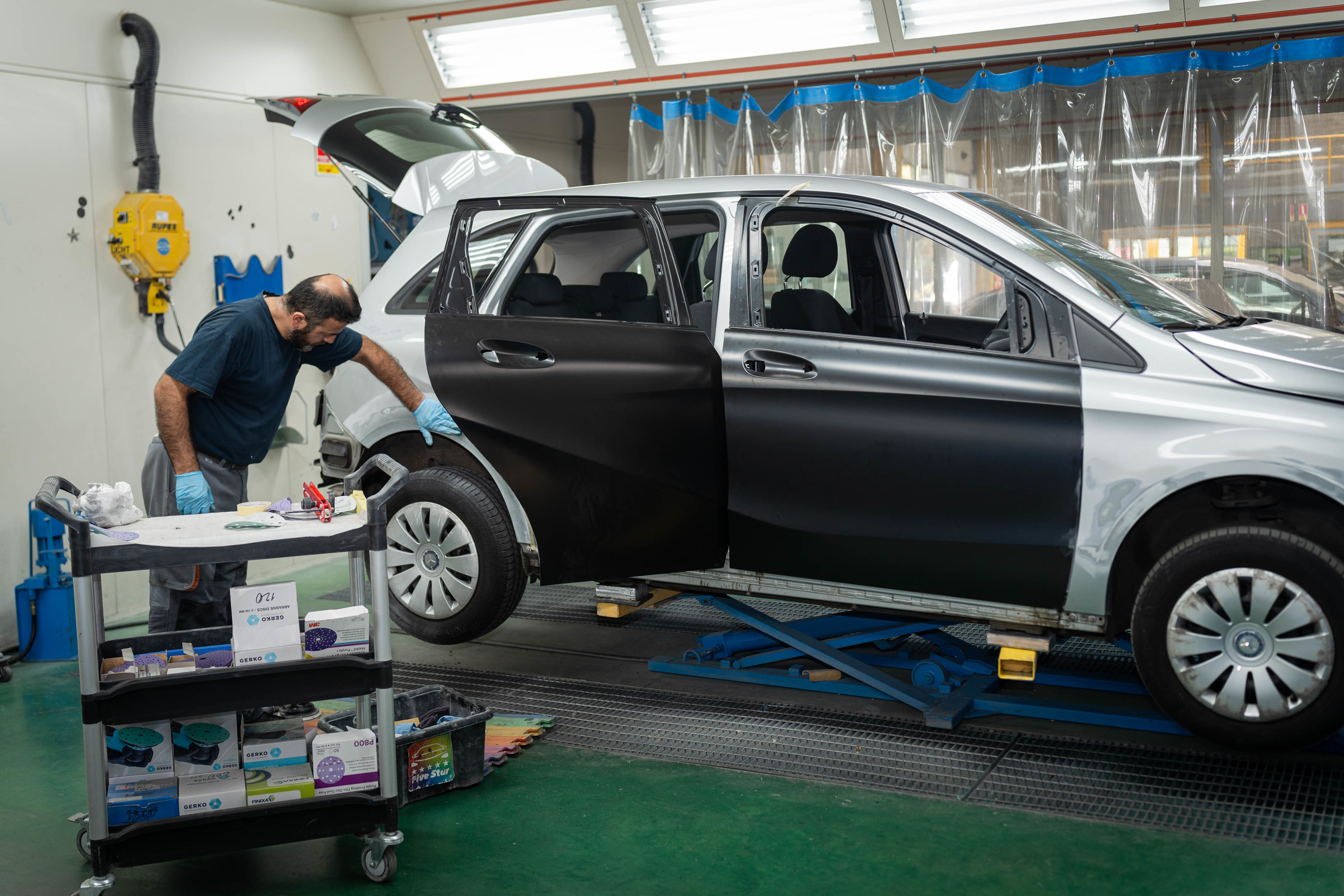 Werken aan een auto