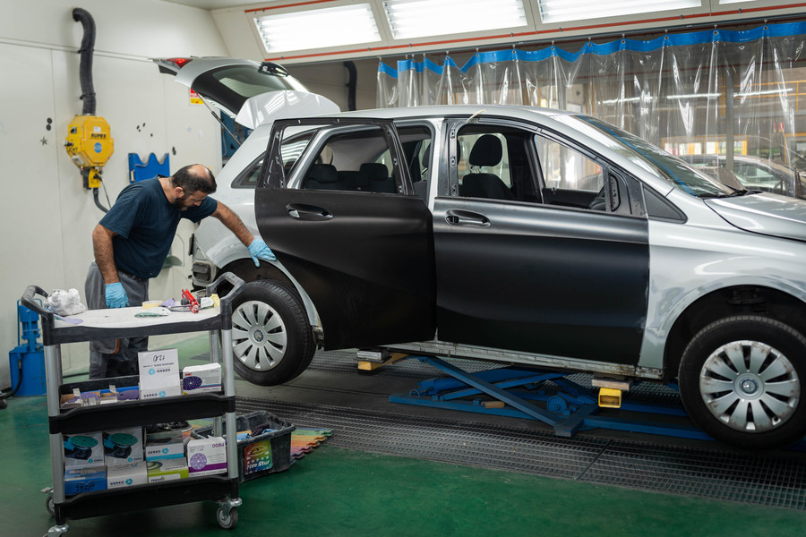 Werken aan een auto