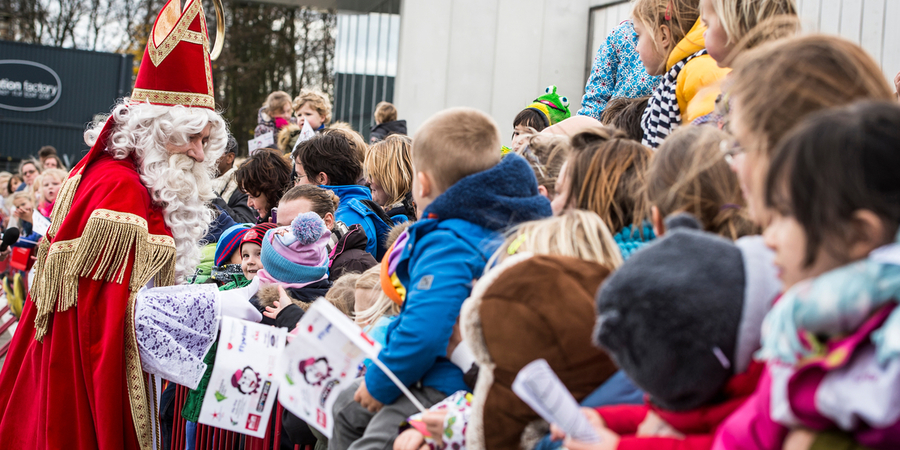 Sinterklaas begroet de aanwezige kinderen. Sinterklaas begroet de aanwezige kinderen.