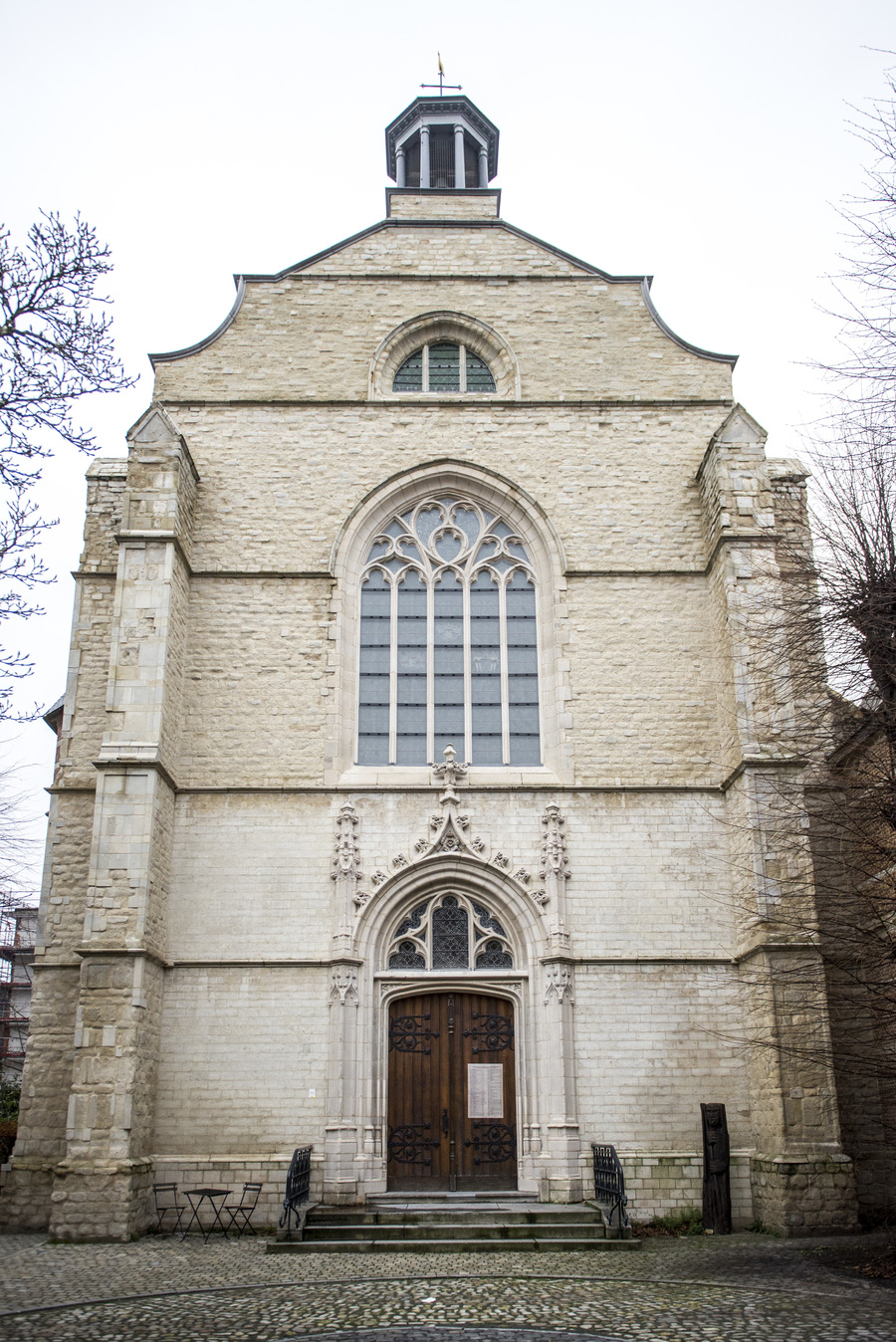 Gerestaureerde voorgevel kerk Brabantse Olijfberg