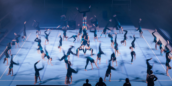 Overzichtsbeeld van de acrogymnasten tijdens hun nummer op Gymgala 2024