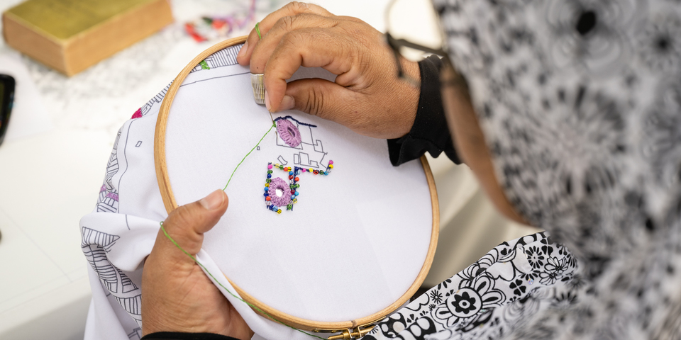 vrouw borduurt
