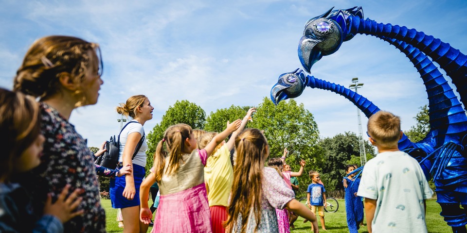 Kinderen kijken naar vreemde wezens