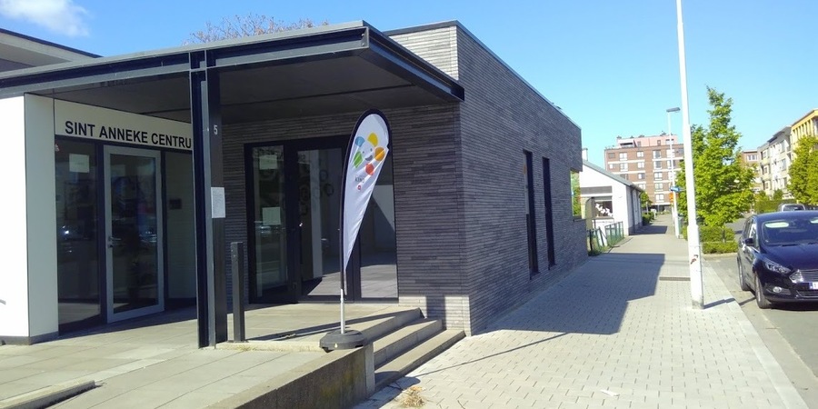 De voorgevel van het Huis van het Kind Antwerpen-Linkeroever. De voorgevel van het Huis van het Kind Antwerpen-Linkeroever.