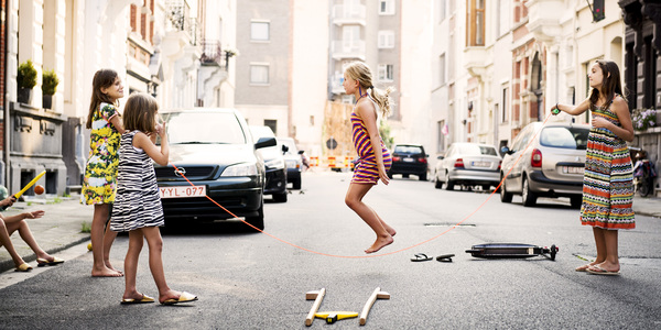 Kinderen spelen in de straat