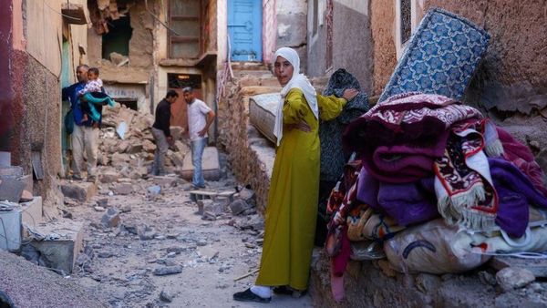 Mensen op zoek naar noodhulp na de aardbeving in Marokko