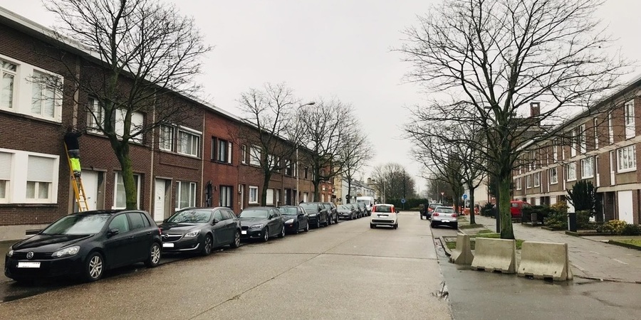 Een uitzicht op de Valaardreef vanaf het kruispunt met de Albert Dickschenstraat Een uitzicht op de Valaardreef vanaf het kruispunt met de Albert Dickschenstraat