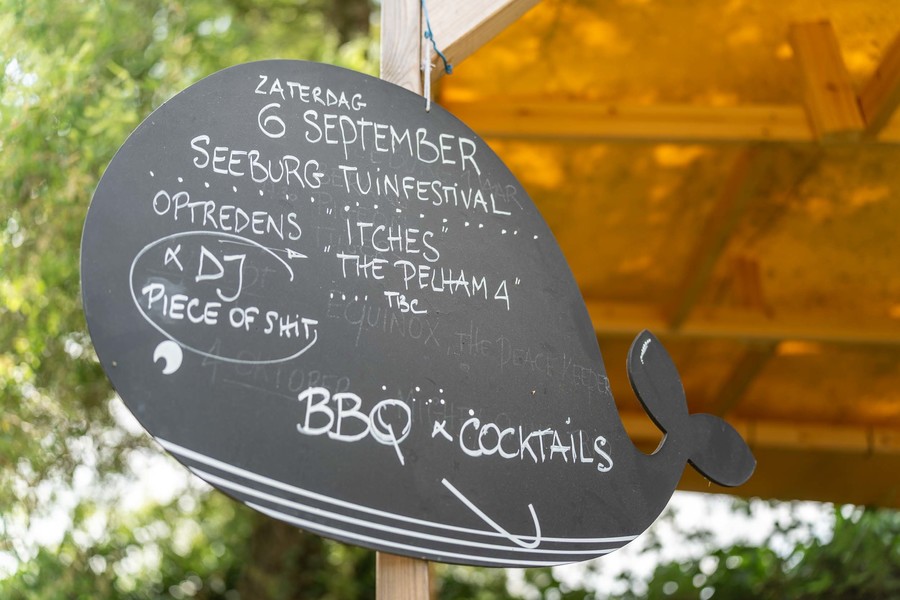 Bord met aankondiging van het Seeburg tuinfestival
