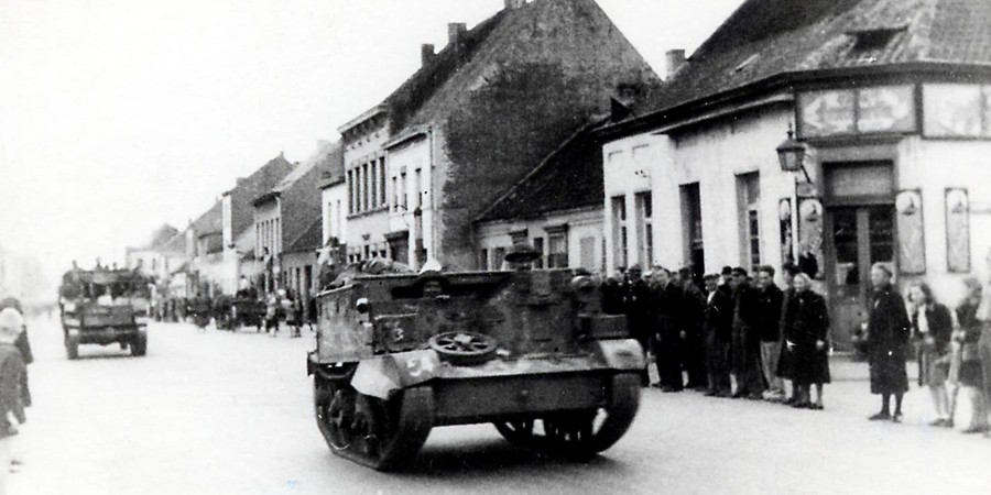 Een geallieerde tank rijdt op de Boomsesteenweg in Wilrijk ter hoogte van de Kleinesteenweg Een geallieerde tank rijdt op de Boomsesteenweg in Wilrijk ter hoogte van de Kleinesteenweg