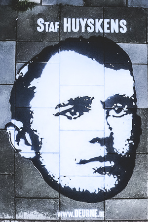 Streetart hoofd Staf Huyskens op de August van de Wielelei (t.h.v. De Veldduif) Streetart hoofd Staf Huyskens op de August van de Wielelei (t.h.v. De Veldduif)