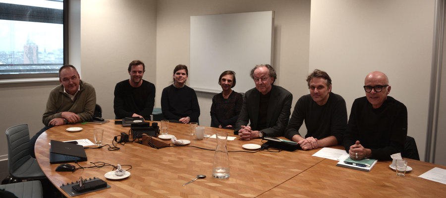Mensen aan een tafel die vergaderen. Mensen aan een tafel die vergaderen.