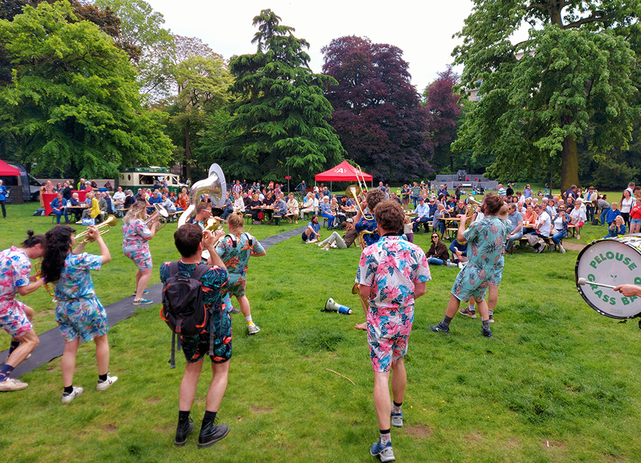 De bands komen aan in het Harmoniepark