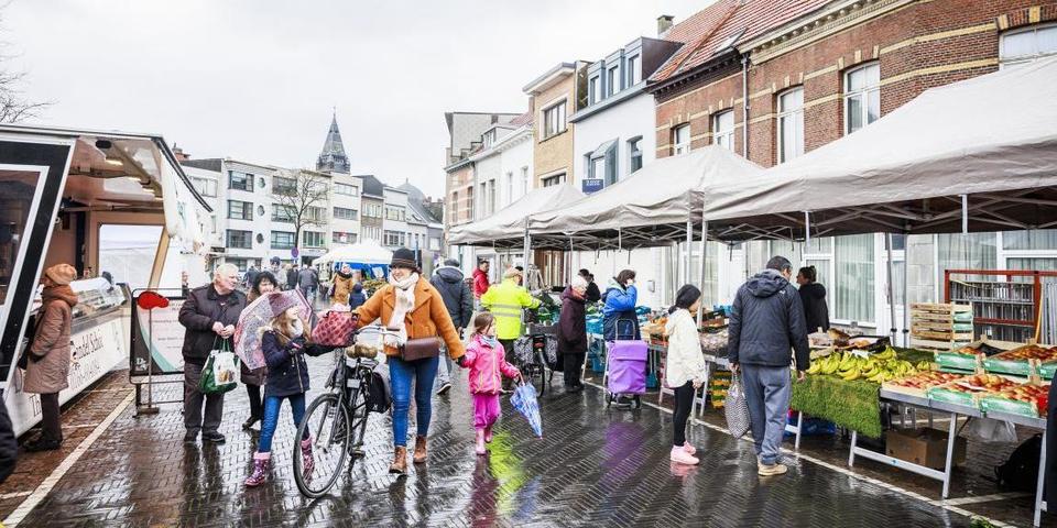 bezoekers op de dinsdagmarkt in Merksem