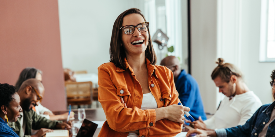 Groep mensen vergaderen rond de tafel