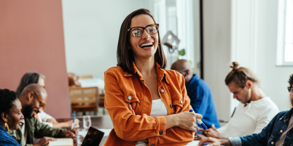 Groep mensen vergaderen rond de tafel