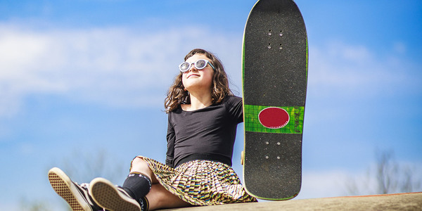 Meisje met skateboard