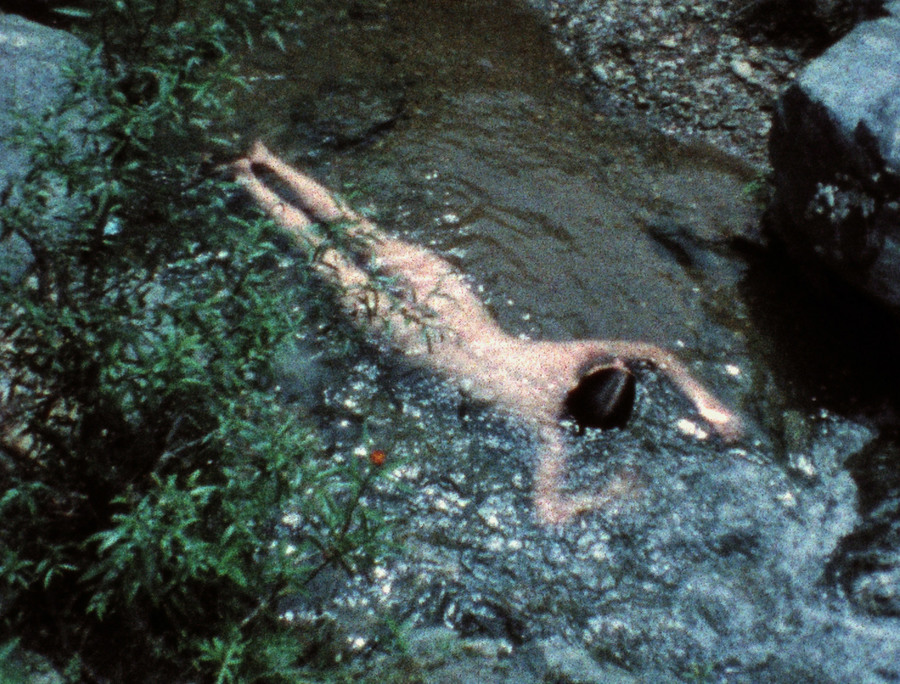 Ana Mendieta in een rivier Ana Mendieta in een rivier
