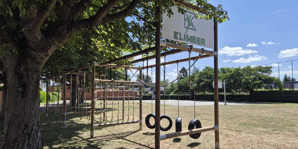 Houten klimtoestel op het grasveld van het Mertensplein in Borsbeek