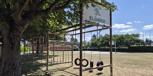 Houten klimtoestel op het grasveld van het Mertensplein in Borsbeek