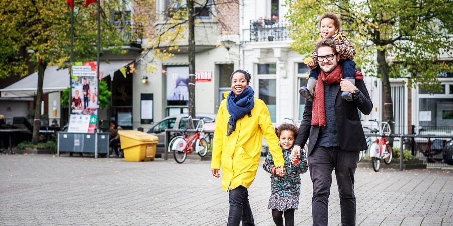 Gezin wandelt op straat