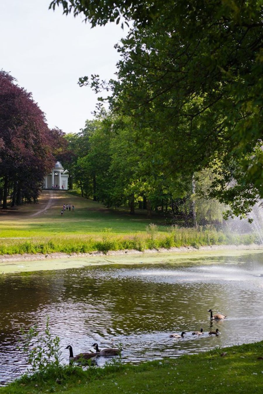 Waterpartij met achteraan de het witte gebouwtje, de Belvédère